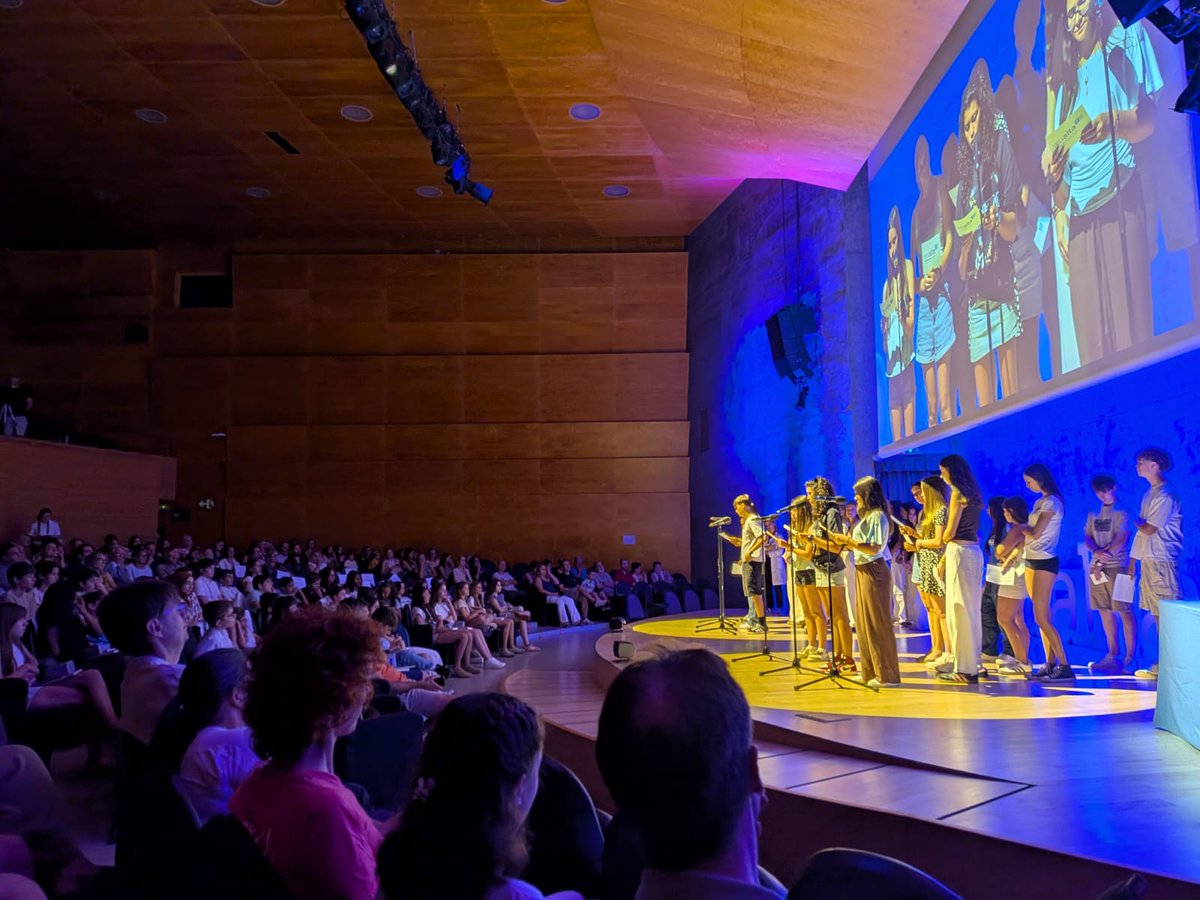 insfontdelferro's tweet photo. 📢 Les alumnes de 3r d'ESO Ivet S, Paula R i Valèria M, de l'Institut, han participat avui a la Festa de la Lectura, a l'Auditori de l'Illa Diagonal de Barcelona, juntament amb altres guanyadores de finals territorials del certamen de #LecturaEnVeuAlta. Rècord de participants 👏 https://t.co/JxxWsyEOiE