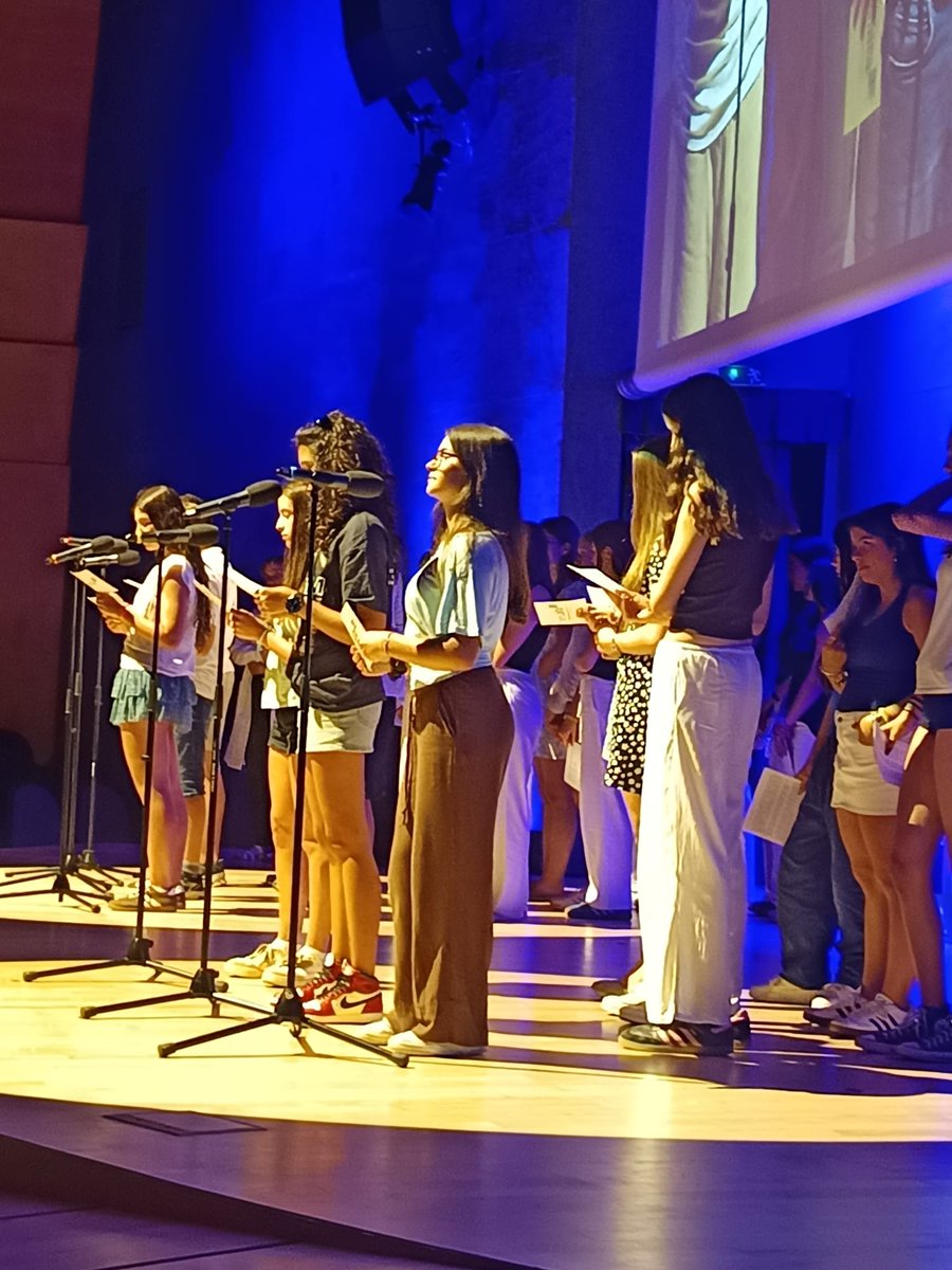 insfontdelferro's tweet photo. 📢 Les alumnes de 3r d'ESO Ivet S, Paula R i Valèria M, de l'Institut, han participat avui a la Festa de la Lectura, a l'Auditori de l'Illa Diagonal de Barcelona, juntament amb altres guanyadores de finals territorials del certamen de #LecturaEnVeuAlta. Rècord de participants 👏 https://t.co/JxxWsyEOiE