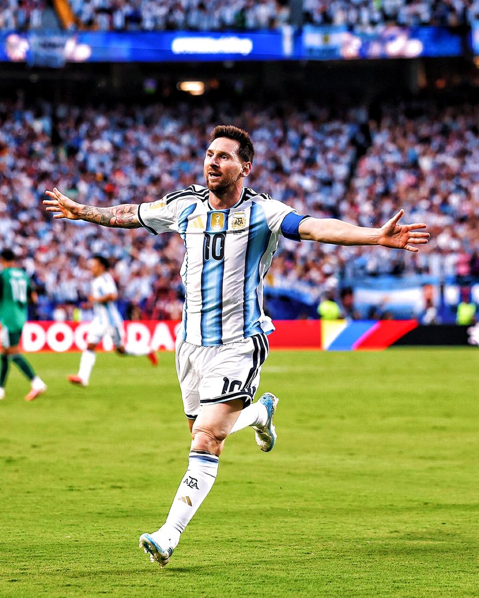 KalshiEPL's tweet photo. 🚨DO YOU KNOW: Lionel Messi completed more accurate passes against Algeria than Cristiano Ronaldo has had touches against DR Congo today. 😳🇦🇷🇵🇹 https://t.co/ZQyh0x2qMo