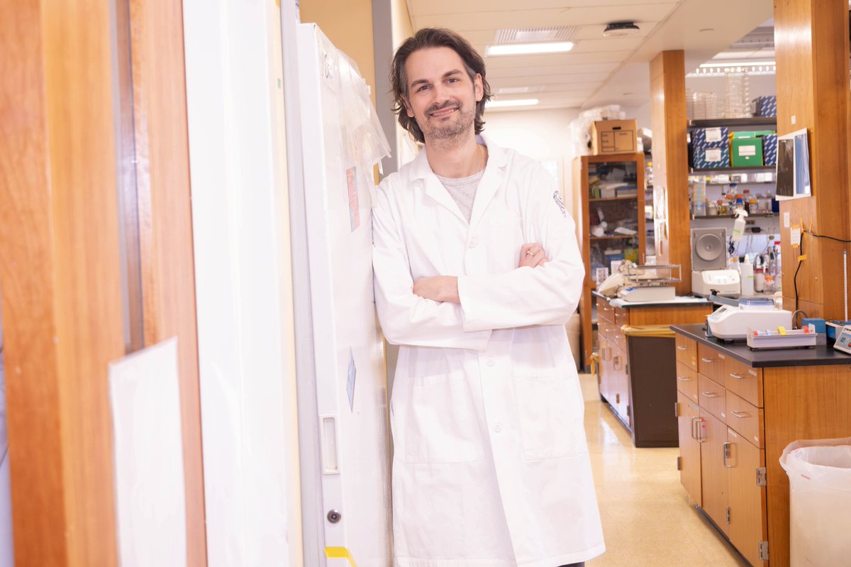 RockefellerUniv's tweet photo. Alexander Lercher of the @RiceLaboratory studies how fighting off one virus changes the way the immune system responds to a totally unrelated one. His work is uncovering immune pathways that let our bodies adapt to viral threats over time. @SNForg 

🔗: https://t.co/dwUkLvUeiC https://t.co/XtRzjU2sx7