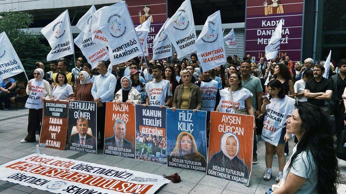 PerihanKoca's tweet photo. #AyşenGürcanKomisyonuTopla

Özel sektör öğretmenleri kölelik düzenine karşı direniyor.
1611 mülakat mağduru öğretmen adalet bekliyor.
Öğretmenlerimiz, hak ettikleri atamaların yapılması ve taban maaş hakkının tanınmasıyla güvenceli çalışma hakkı bekliyor.

Ama öğretmene dayak, öğretmene işkence, ters kelepçeyle gözaltı reva görülüyor!

Bunu kabul etmiyoruz!

TBMM Milli Eğitim Komisyonu üyesi olan vekillerin yeterli sayıda imzasıyla Komisyonu toplantıya çağırdık.

TBMM iç tüzüğüne göre derhal komisyonun toplanması gerekiyor,
ancak siyasi iktidar anayasayı da meclis iç tüzüğünü de tanımıyor.

Bunu kabul etmiyoruz.
Komisyonun toplanması artık kimsenin keyfine kalmış bir şey değil!
Hem meclis hem öğretmenler hem de ülkemiz komisyonu, meclisi derhal göreve çağırıyor.

Çözüm zor değil. 
Gereken şey, anayasaya, iç tüzüğe hukuka uymak.
Öğretmenlerin sorunlarını çözmeye yönelik gereken somut adımları atmak.

@ogretmensendika 
@MulakatPlatform