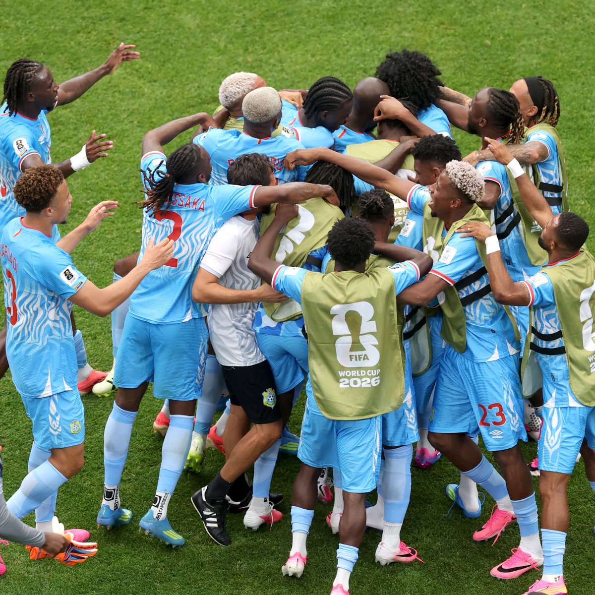 FootZoneActuFR's tweet photo. La Rd Congo vient de Maîtriser le Portugal de Cristiano Ronaldo  !!!

Qu'avez-vous pensez de Léopards 🇨🇩 ? C'était un FIMBU ?

Suivez nous ici @FootZoneActuFR pour les débriefs ! https://t.co/KeCuMjFu2D