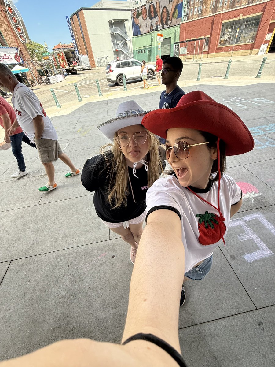 smiling4swift's tweet photo. @HollyBarter and i w our cowboy hat domination agenda https://t.co/CDyscJrVHR
