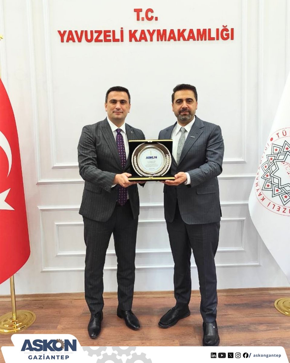 askongantep's tweet photo. ASKON Gaziantep Yönetim Kurulu olarak, Yavuzeli Kaymakamlığı görevine yeni atanan Sayın Osman SARI’ya hayırlı olsun ziyaretinde bulunduk.

Bizleri son derece sıcak ve samimi bir şekilde ağırlayarak gösterdiği eşsiz misafirperverlik için teşekkürlerimizi sunar ,
Yeni Görevinde Kendilerine Muvaffakiyetler dileriz.

Milli Kalkınmanın Güçlü Adı: ASKON🇹🇷
@ASKON  @orhanaydin  @avsiracsusuz  @Volkan_Khrmn08 @MustafaGunes_m 
#ASKON #ASKONGaziantep #millikalkınmanıngüçlüadı #millikalkınma