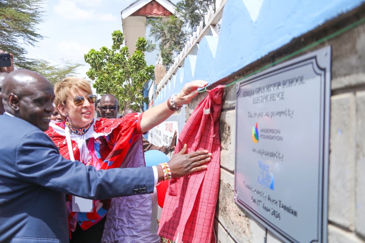 _BasicEdu's tweet photo. Earlier today, the PS John Ololtuaa @ololtuaa, commissioned key new facilities at Kimana Girls School in Kajiado County during a thanks giving ceremony.
The projects include 7 smart classrooms for Grade 10, a 67-seater school bus, an electric school fence, a renovated…cont’d https://t.co/R72ULn3jrh