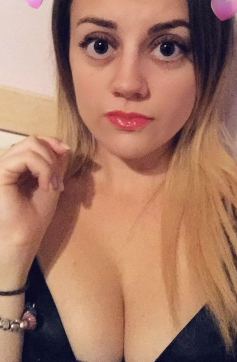emiliasegreto's tweet photo. Queen of Pink and Barbie material 😜💖🩷 #cumslut #slut #barbie #queen #whore #kissme #naturaltatas #bigboobs #makeupguru https://t.co/wDIwOtGZJn