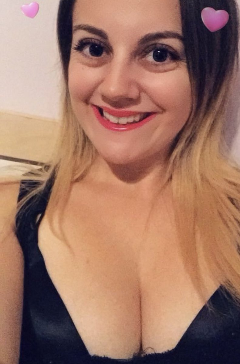emiliasegreto's tweet photo. Queen of Pink and Barbie material 😜💖🩷 #cumslut #slut #barbie #queen #whore #kissme #naturaltatas #bigboobs #makeupguru https://t.co/wDIwOtGZJn