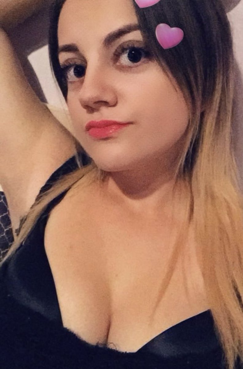 emiliasegreto's tweet photo. Queen of Pink and Barbie material 😜💖🩷 #cumslut #slut #barbie #queen #whore #kissme #naturaltatas #bigboobs #makeupguru https://t.co/wDIwOtGZJn