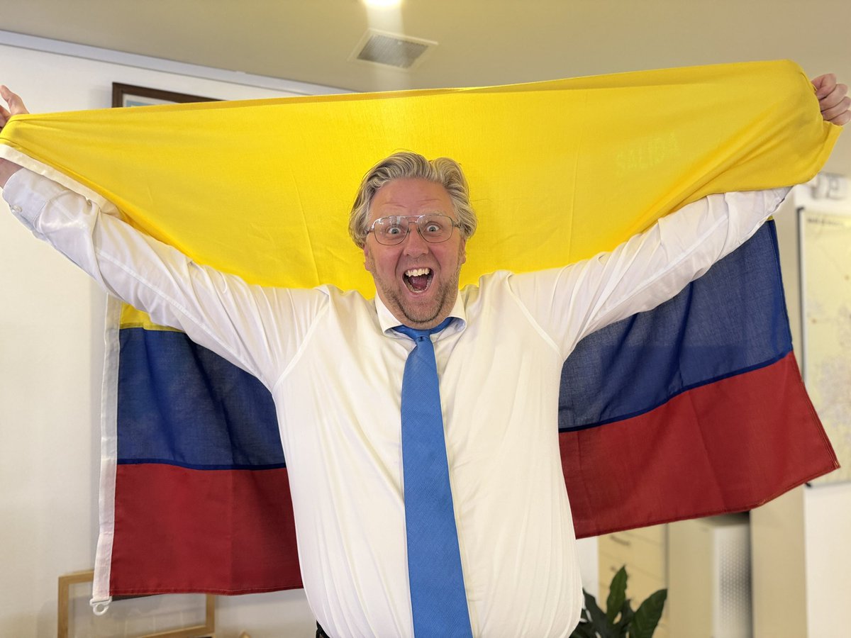 MariacSuecia's tweet photo. Hoy la táctica es clara: 🇸🇪 + 🇨🇴 = ¡barra ganadora! ⚽🔥

Desde Suecia también gritamos los goles de la Selección Colombia.
Estamos listos para celebrar juntos 
💛💙❤️

¡Vamos Colombia, que la emoción se comparte hasta en sueco! 🎉🇨🇴✨ https://t.co/HiD0wcnWOt