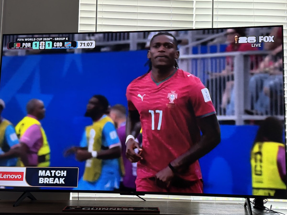 thelldecastro's tweet photo. Transmissões da Fox aqui nos EUA:

- GC próprio
- Pausa da Hidratação vai para o intervalo mesmo, c/ vários comerciais
- Nomes do narrador e comentaristas aparecem na tela várias vezes ao longo do jogo
- Alguns jogos estão passando apenas no FS1 (TV paga) https://t.co/hYgrmwgLL7