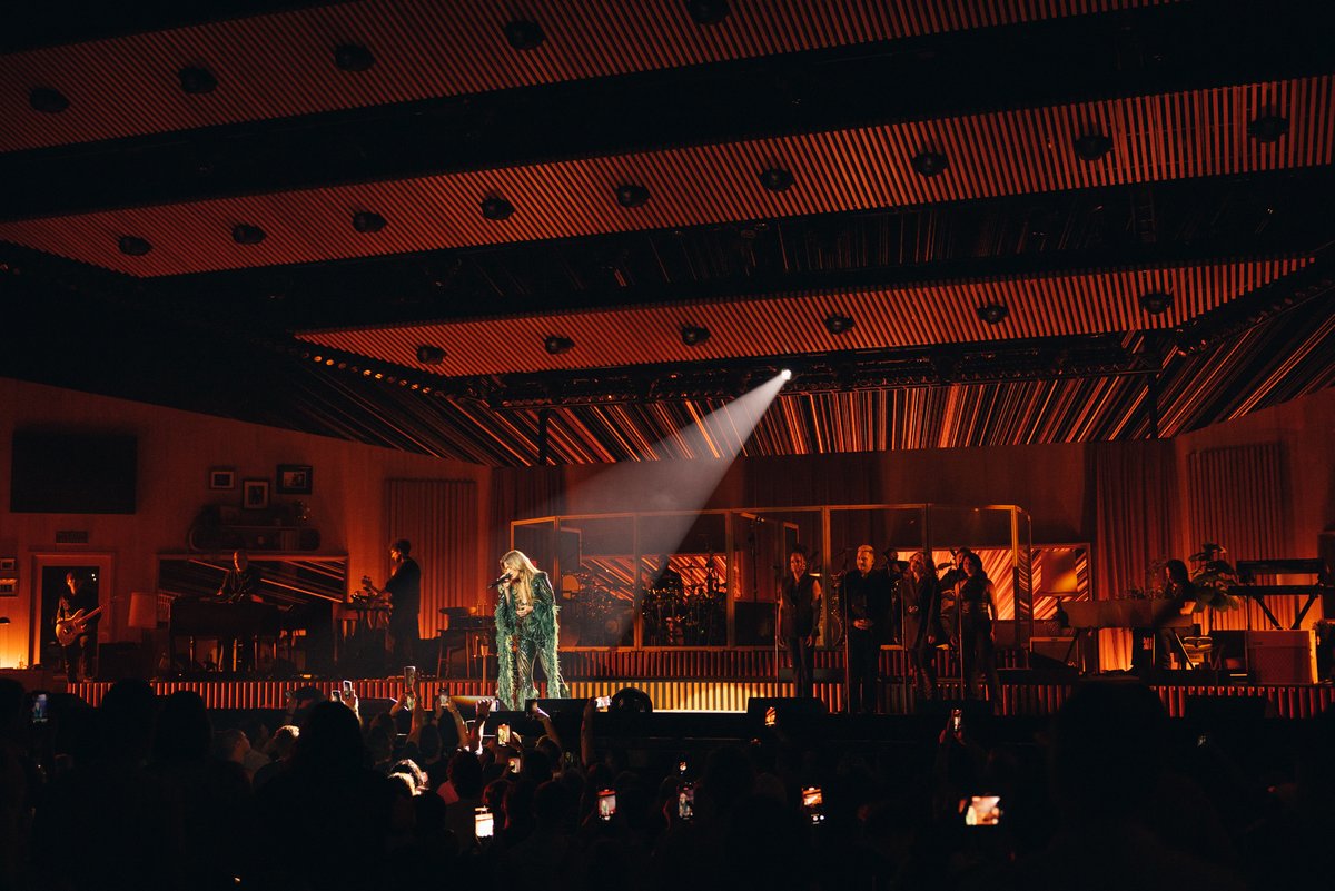 kellyclarkson's tweet photo. Vegas we’re ONE MONTH away! I’d be Lyin’ if I said I wasn’t excited! #StudioSessions #KellyInVegas 
https://t.co/DF51aB0wNu https://t.co/EU5A64eBEL