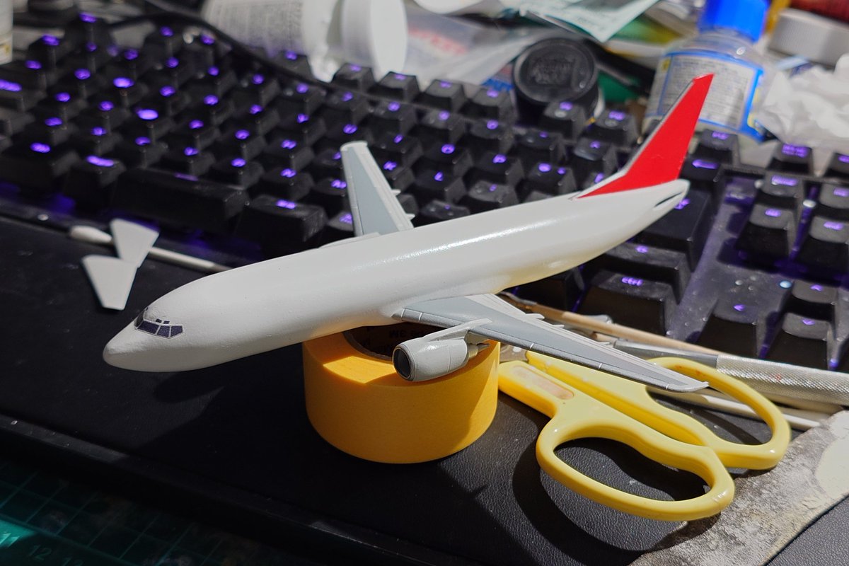 Alice1865VRC's tweet photo. #旅客機プラモ
737は尾翼を差し飲むと胴体が割れるのでその修正が終わればデカール貼り
MD-11は全塗装工程が終わったのでデカール貼りです https://t.co/RgZP4wrCws