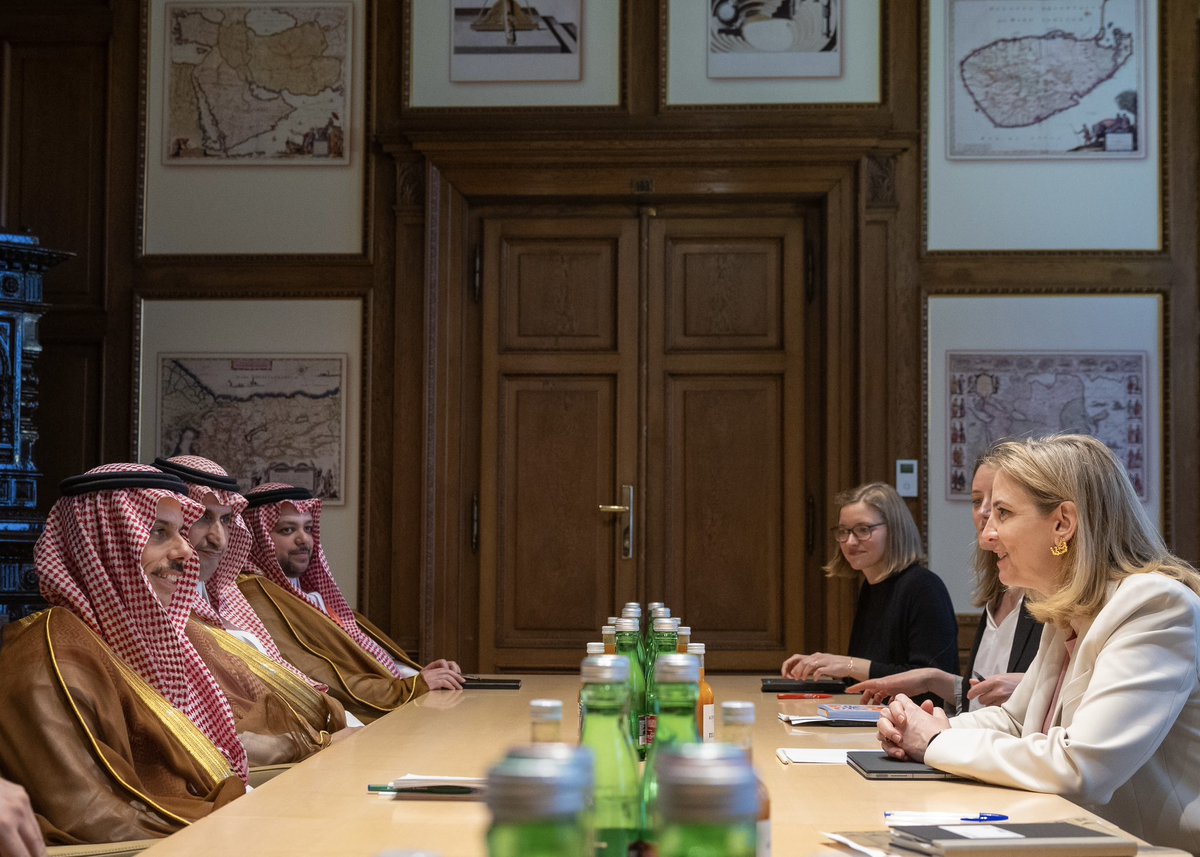 KSAmofaFRA's tweet photo. #Vienne | Le Ministre des Affaires Étrangères, S.A. le Prince @FaisalbinFarhan, a rencontré S.E. Mme Beate @BMeinl -Resinger, Ministre Fédérale des Affaires Européennes et Internationales de la République d’Autriche. https://t.co/qCJ1oy8EcY