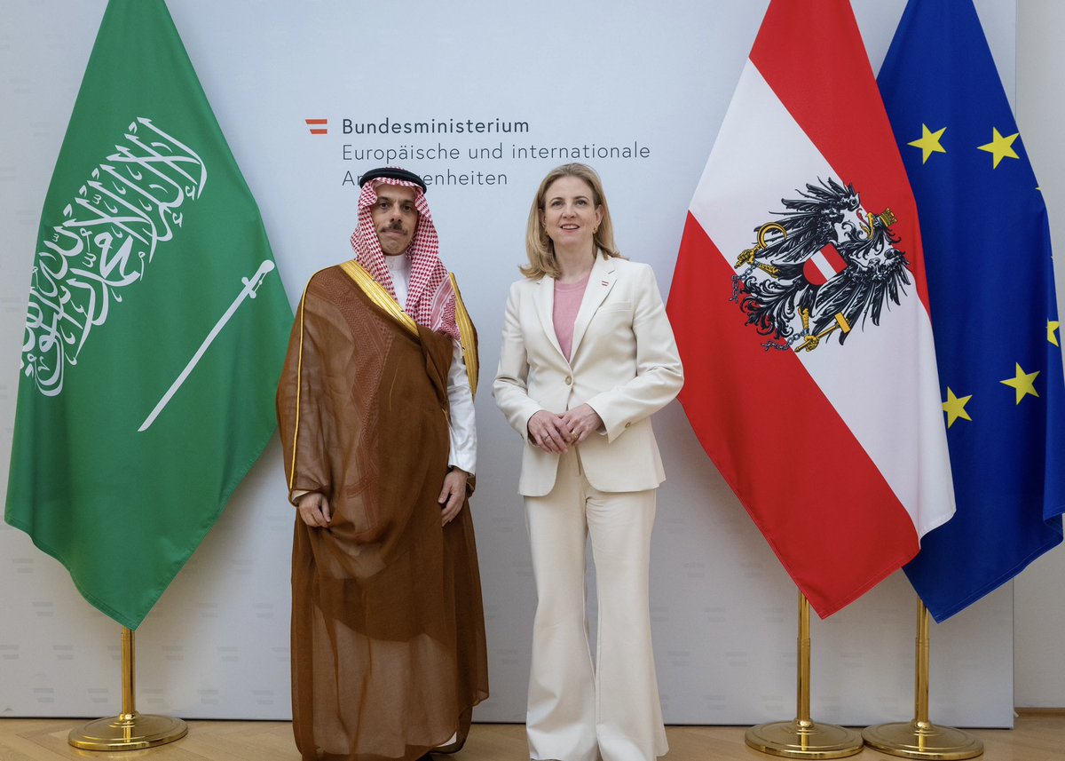 KSAmofaFRA's tweet photo. #Vienne | Le Ministre des Affaires Étrangères, S.A. le Prince @FaisalbinFarhan, a rencontré S.E. Mme Beate @BMeinl -Resinger, Ministre Fédérale des Affaires Européennes et Internationales de la République d’Autriche. https://t.co/qCJ1oy8EcY