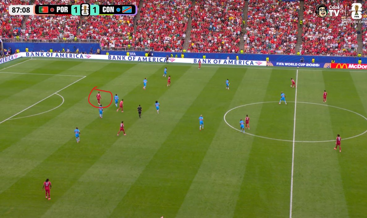FLK3333's tweet photo. PQP me da nervoso ver CR7 assim em campo. sai dai carai https://t.co/BSu65f3gaF