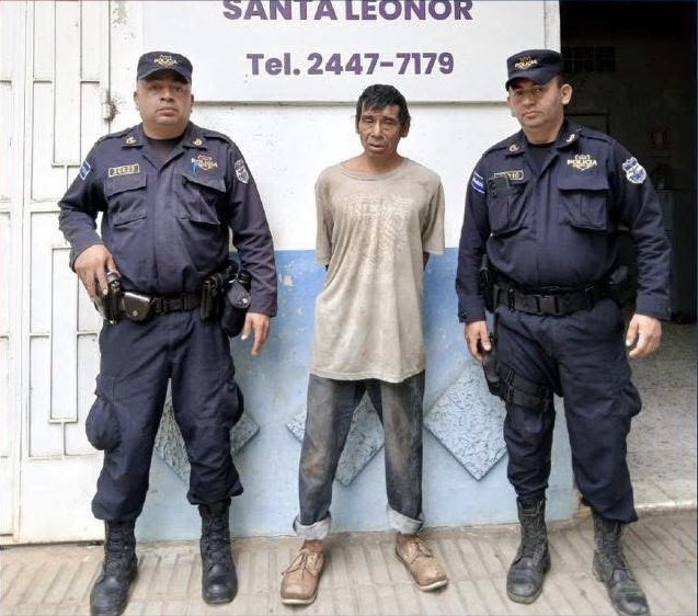panoramausu's tweet photo. @PNCSV capturó a Salvador García Méndez, de 51 años, acusado de atacar con un corvo a un adulto mayor en Santa Ana Centro. La víctima sufrió lesiones en la cabeza y rostro y fue trasladada a un hospital. El detenido será procesado por intento de homicidio. https://t.co/w7zC73t0iW
