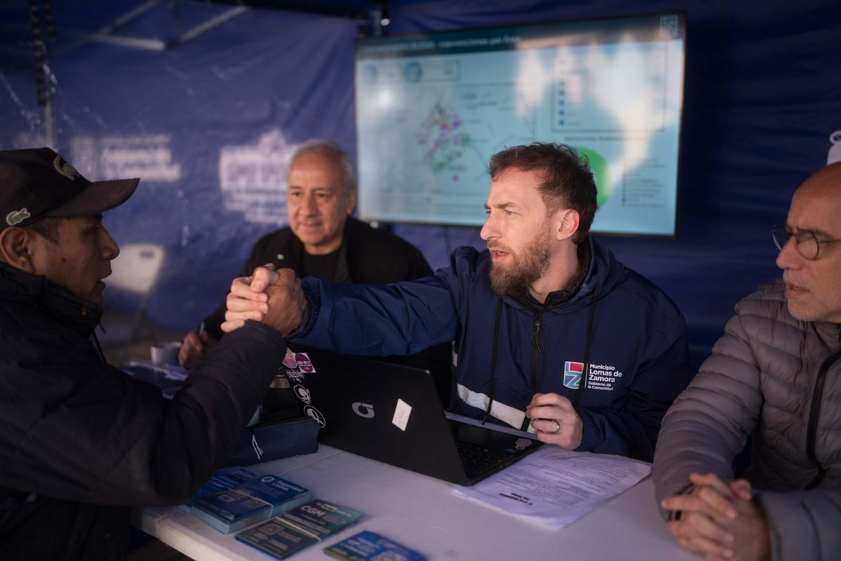 fotermin's tweet photo. Súper Operativo del Gobierno de la Comunidad Cerca y en Acción en Budge 👨‍💻🇦🇷 

Como todas las semanas, mudamos la oficina a la calle y esta vez vinimos a Bariloche, entre Bragado y Cafayate, para atender a los vecinos de Budge. Hoy, además de tomarles sus pedidos y escuchar sus ideas, compartimos la felicidad por el triunfo de Argentina en su debut en el Mundial. No hay nada más lindo que sentirnos parte de un mismo sentimiento, compartir el amor por Lomas y por Argentina e ilusionarnos juntos. Nos dimos una linda vuelta caminando por el barrio.

En la jornada, las cuadrillas del @MunicipioLdeZ hicieron tareas de bacheo, reparación de luminarias, limpieza y acercamos los servicios de salud, ambiente, educación y seguridad.