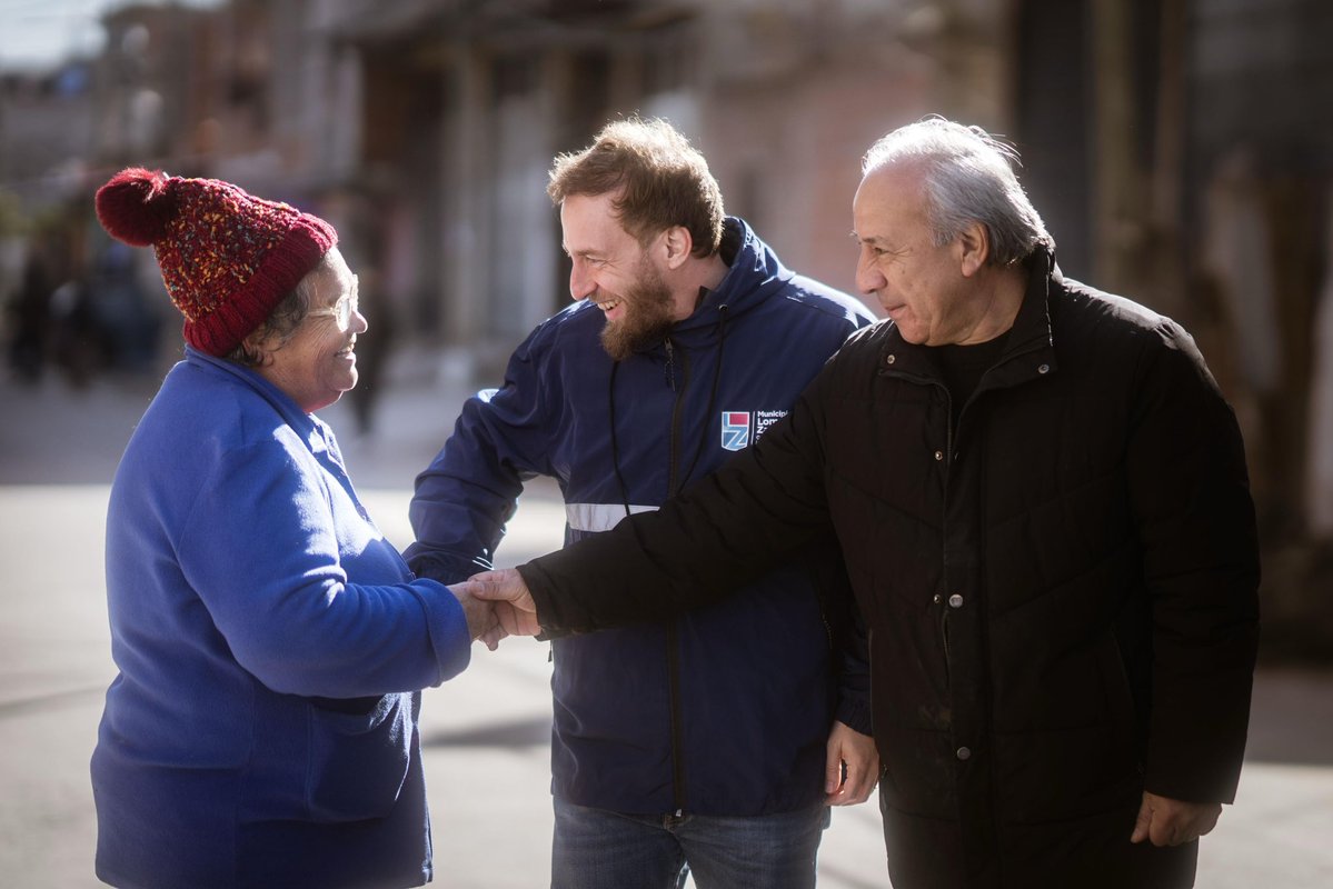 fotermin's tweet photo. Súper Operativo del Gobierno de la Comunidad Cerca y en Acción en Budge 👨‍💻🇦🇷 

Como todas las semanas, mudamos la oficina a la calle y esta vez vinimos a Bariloche, entre Bragado y Cafayate, para atender a los vecinos de Budge. Hoy, además de tomarles sus pedidos y escuchar sus ideas, compartimos la felicidad por el triunfo de Argentina en su debut en el Mundial. No hay nada más lindo que sentirnos parte de un mismo sentimiento, compartir el amor por Lomas y por Argentina e ilusionarnos juntos. Nos dimos una linda vuelta caminando por el barrio.

En la jornada, las cuadrillas del @MunicipioLdeZ hicieron tareas de bacheo, reparación de luminarias, limpieza y acercamos los servicios de salud, ambiente, educación y seguridad.
