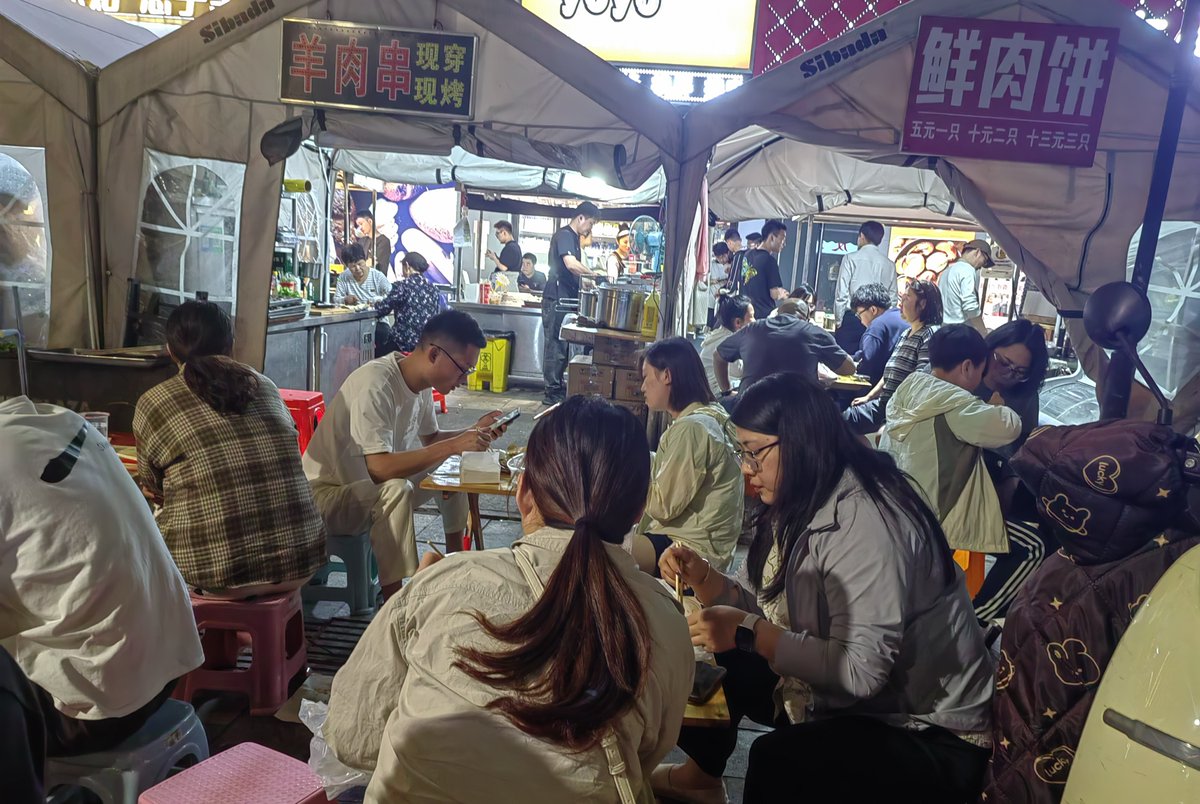 Ila02165485's tweet photo. Craving warm crispy fried stinky tofu at the night market This iconic roadside snack hits different every time—spicy, savory, pure comfort! https://t.co/2W5IeanyJ2