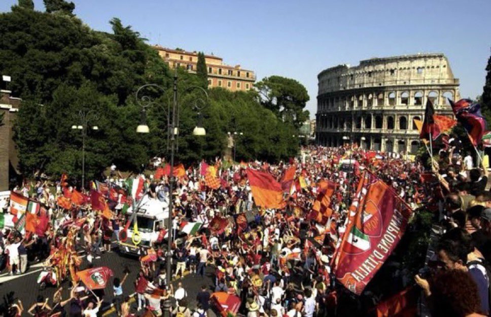 CalcioEngland's tweet photo. 🏆 25 years ago today, AS Roma won the scudetto and the Eternal City came out to celebrate https://t.co/tnczlkLClf