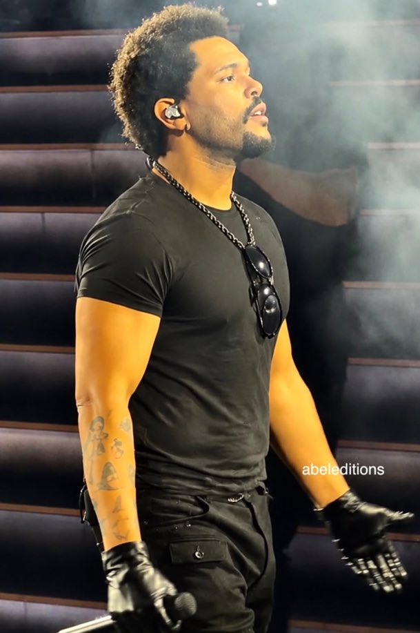 stargirlland's tweet photo. The things I would do to this man https://t.co/vGaO7VlCPI
