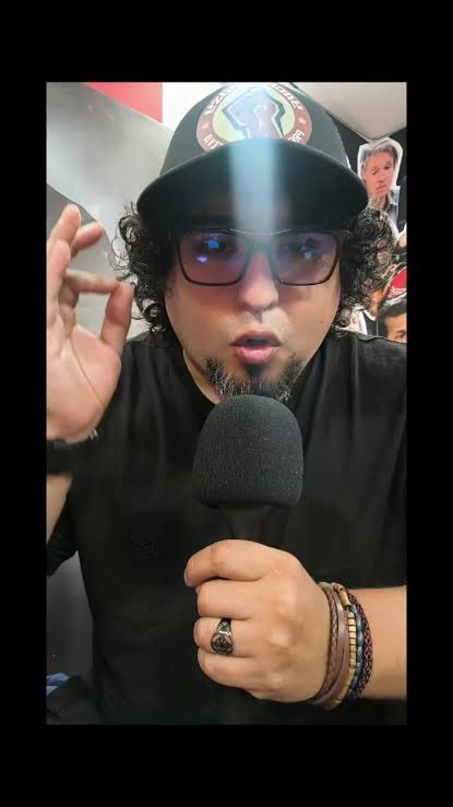 Malapalabrero's tweet photo. mi solidaridad con el colega Pavel Yabar, víctima del robo de su equipo celular (dos sujetos en un taxi), con contenido sensible de la política nacional para su canal Yachay Wasy. También robaron su dinero. Después, Cuarto Poder, lo dejó como azuzador de violencia en su reportaje https://t.co/bfQpKEpzc3