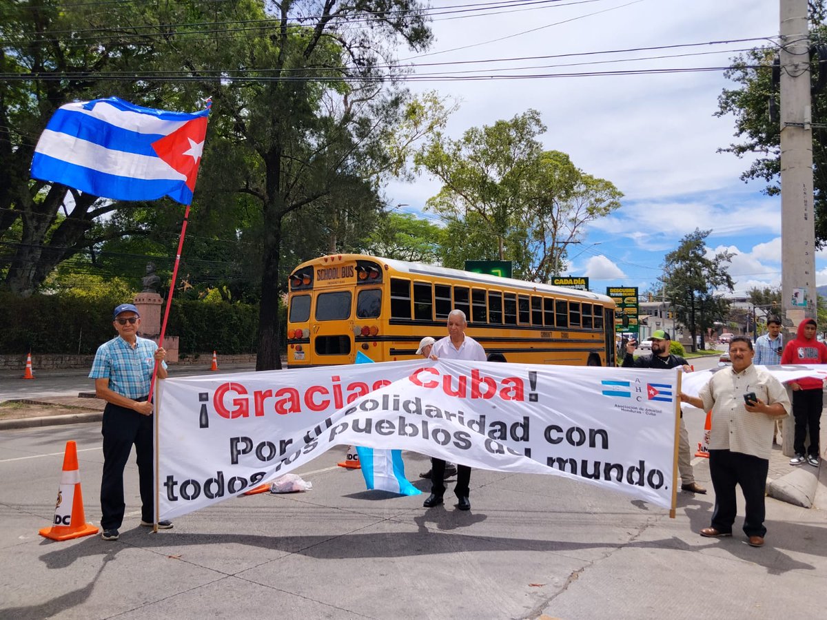 EmbaCubaHN's tweet photo. Se realizó en Tegucigalpa 🇭🇳 el Primer Plantón por la Paz y la No Intervención contra #Cuba 🇨🇺.

🗣 Frente a la Embajada de #EEUU, el CUHSAP y la Asociación de Amistad @honduras_cuba rechazaron las amenazas de Trump y exigieron el fin del bloqueo petrolero. 

#CubaNoEstáSola https://t.co/kWe2Rh1sJ6