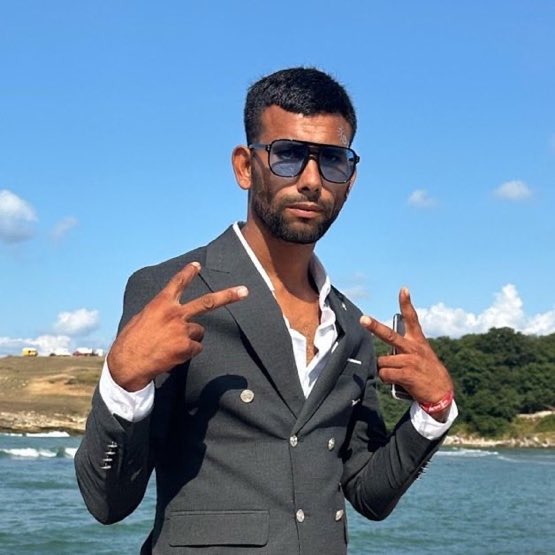 popkulthaber's tweet photo. Manifest grubu üyesi Hilal Yelekçi ile dünyaca ünlü şarkıcı Kandıralı Ferdi’nin aşk yaşadığı iddia edildi. https://t.co/BtLPUsf42f