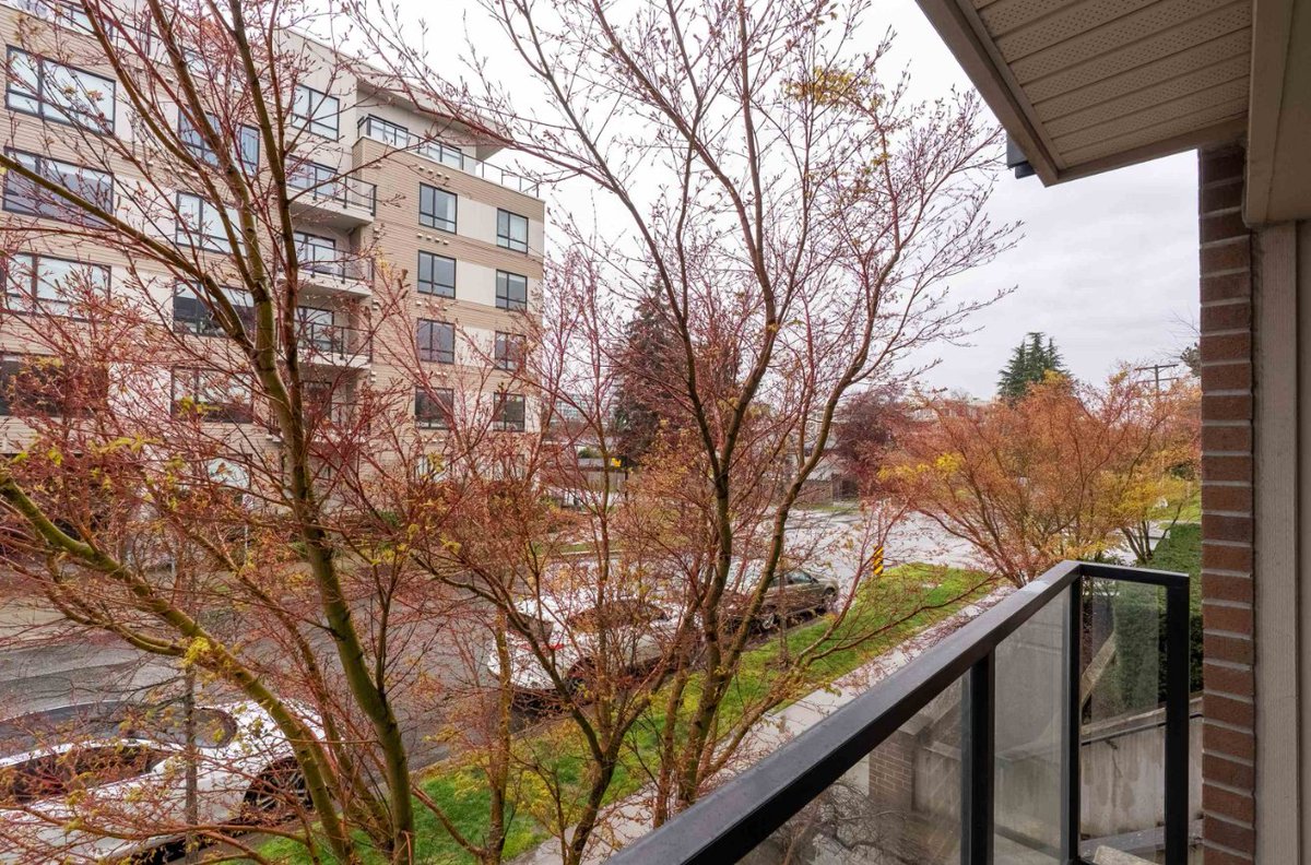 Glamhousing's tweet photo. Your Dream 1-Bed, 1-Bath Saffron Condo in Richmond – First-Time on Market at $498K! DM to Book Your Private Tour Today! 

Step into effortless luxury at this bright and inviting 1-bed, 1-bath Saffron condo – a first-time-to-market gem by legendary builder Ledingham McAllister (since 1905!). Perfect for young professionals, savvy first-time buyers, and smart investors chasing transit-connected living in bustling Richmond. Enjoy an open-concept layout, gourmet kitchen with granite counters and stainless appliances, plus spa-like bathrooms featuring a luxurious soaker tub and full shower. Just steps from Bridgeport SkyTrain and Richmond Centre – your low-maintenance urban oasis awaits! 

Top Features:
Gourmet Kitchen: Granite counters, stainless steel appliances – chef-approved!
Spa-Inspired Bathroom: Soaker tub, full shower, and stone counters for daily pampering.
Prime Location: Steps to SkyTrain, shopping, and amenities – live the connected life.

For more information or to contact me,
LINK: https://t.co/6enXVUpbYy
MOBILE: 778-688-2331
EMAIL: Glamhousing@gmail.com
DREAM HOMEpage: https://t.co/Av1nIb3Pnn  

#RichmondCondos #GreaterVancouverRealEstate #REALTOR
