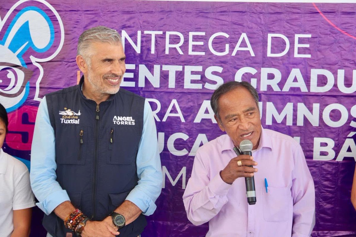TorresAngelC's tweet photo. Continuamos con el programa Tux Lentes en nuestra ciudad. Hoy entregamos lentes graduados a las y los estudiantes de la Escuela Primaria José Jorge Morales González, para fortalecer su salud visual y apoyar su aprendizaje. A través de este programa del DIF Tuxtla, que encabeza Estephanie Frias, seguiremos recorriendo escuelas de educación básica en la ciudad para que más niñas y niños tengan la oportunidad de ver mejor y aprovechar al máximo sus estudios. #LaNuevaEra