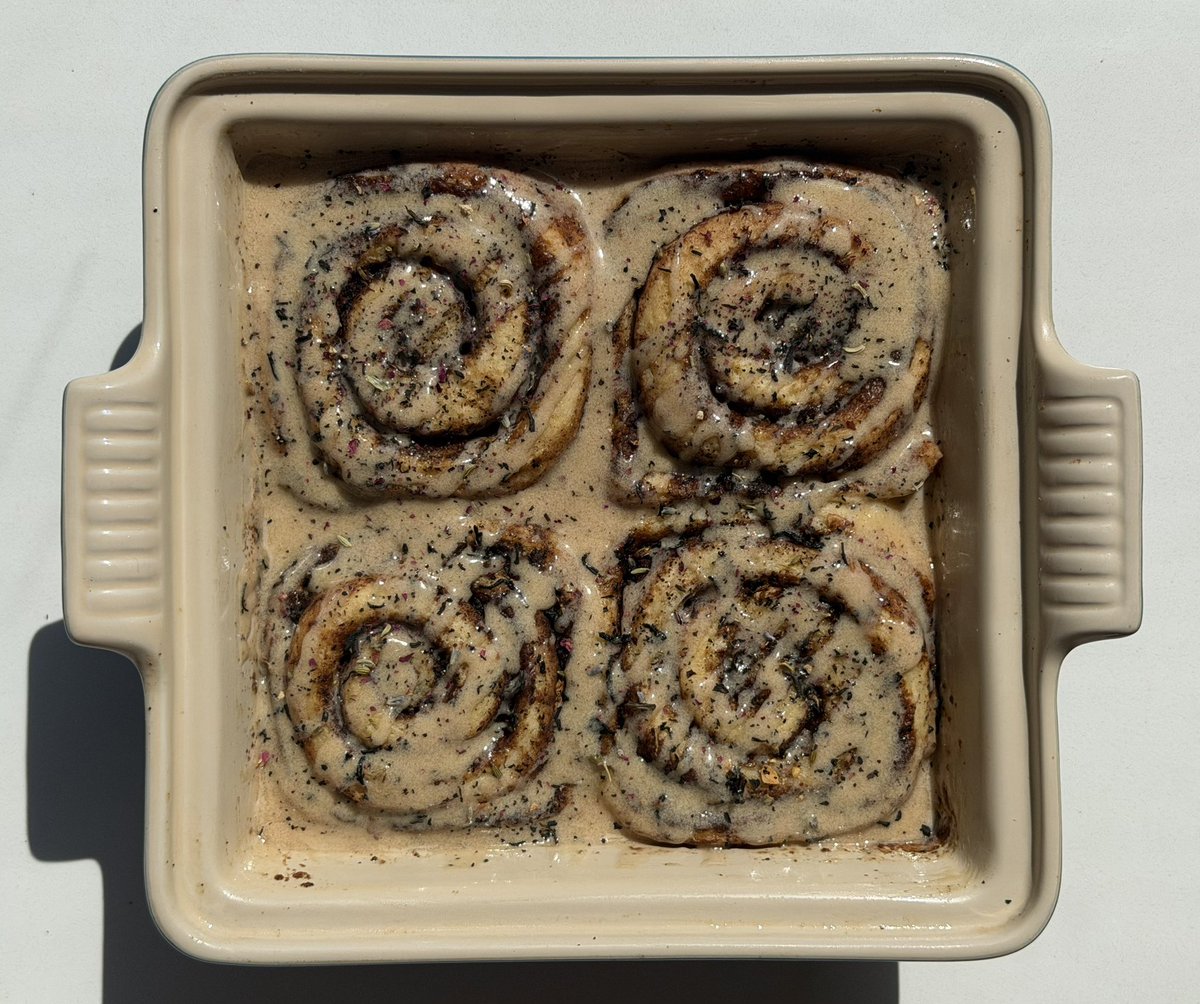 sacrisigil's tweet photo. baked. chai cinnamon rolls with espresso cream cheese icing. good. https://t.co/6JwMCBqomP