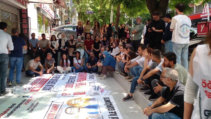MulakatPlatform's tweet photo. Sayın Ayşen Gürcan,

Sizinle yaklaşık 2 ay önce TBMM'de görüştüğümüzde bizleri çok iyi karşılamıştınız. Bizlere, "Cumhurbaşkanı size onay verdi, hukuki nüansı biliyorum, sizin kanunu geçirteceğim, demiştiniz."
14 Haziran'dan hemen önce yaptığımız görüşmeden bakanlıkla görüştük "emsal olur dediler" cevabı almıştık. 1611 öğretmenin emekleri çalınırken emsal, nüans kavramları üretmeyenler şimdi haksızlığı örtmek için çeşitli bahanelere sığınmaktadır. İsa Mesih Şahin'in AK Parti'ye geçmeden önce kameralar önünde dediği sözü buraya bir kez daha yazmak istiyoruz:

"Mülakat mağdurları atanmazsa tüm AK Partili vekiller vebal altındadır." 

Ayrıca kendisiyle Aralık'ta bağımsız milletvekili olduğu dönemde görüştüğümüzde "AK Parti sizi atamak istese benim muhalefet dönemindeki teklifim duruyor, onunla atayabilir." demişti. O dönem başkası da hak ister bahanesi uydurmayanlar şimdi geçmişte yedikleri hakları gerekçe göstermektedir. Bu zulmü asla kabul etmiyoruz. 

Talebimiz nettir:

Milli Eğitim Komisyonu derhal toplanmalı; özel sektör öğretmenleri ve 1611 mülakat mağdurunun sorunları kanun ile çözüme kavuşmalıdır.

@ProfDrAGurcan @NazimMavis @ozmehmetemin @ZehraNurAydemr @ozturkercn @kemalkarahanmv @mhulkicevizoglu @YucelArzen  @makif_yilmaz @latifselvi42 @IbrahimUKaynak @rukiye_toy @yilmazbuyukaydn @ismetguneshan17 @elvangezmischp @yalimhalici @FethiAcikel @Suat_Ozcagdas @fazilkasap @drmadiguzel @ilyastopsakal @saffetsancakli @YLMZHUN @KezbanKonukcu @PerihanKoca @senolsunat @mehmetkaramansp 
@isamesihsahin @tcmeb @Yusuf__Tekin @cftcblnt 

#AyşenGürcanKomisyonuTopla