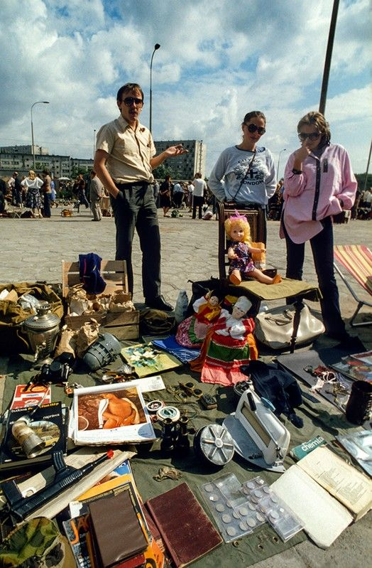 eastblocvisuals's tweet photo. Street bazaar in Warsaw, 1982. https://t.co/Y9Jsqm5u3O