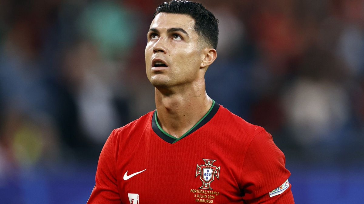 ThePopFoot's tweet photo. 📊 Cristiano Ronaldo n’a plus marqué en Coupe du Monde et a l’Euro depuis le 24 Novembre 2022

🏟️ 10 matchs 
🏹 32 tirs
⚽️ 0 but 

🇨🇩 Congo ❌
🇫🇷 France ❌
🇸🇮 Slovénie ❌
🇬🇪 Géorgie ❌
🇹🇷 Turquie ❌
🇨🇿 République Tchèque ❌
🇲🇦 Maroc ❌
🇨🇭 Suisse ❌
🇰🇷 Corée du Sud ❌
🇺🇾 Uruguay ❌