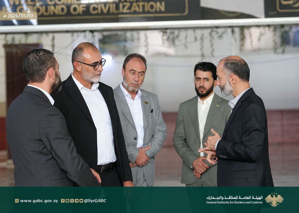 mazen_alloush's tweet photo. رئيس الهيئة العامة للمنافذ والجمارك يتفقد مرفأ طرطوس لمتابعة الحركة التجارية ويطلع على تجهيزات صالة المسافرين

أجرى رئيس الهيئة العامة للمنافذ والجمارك السيد قتيبة بدوي، وكان برفقته معاونه لشؤون المنافذ السيد تميم صواغي، جولة تفقدية في مرفأ طرطوس لمتابعة واقع الحركة التجارية وسير العمليات التشغيلية، والاطلاع على الجهود المبذولة لتعزيز كفاءة العمل وتطوير الخدمات المقدمة بما يواكب النمو المتزايد في حركة البضائع والتبادل التجاري عبر المرافئ السورية.

وشملت الجولة متابعة أعمال تأهيل وتطوير البنية التحتية في المرفأ، إضافة إلى الاطلاع على أعمال تجهيز صالة المسافرين تمهيداً لإعادة استقبال المسافرين عبر النقل البحري، بما يسهم في توسيع الخدمات المقدمة وتعزيز دور المرفأ كمركز حيوي للنقل والتجارة.

كما أكد السيد بدوي أهمية استكمال الأعمال وفق الخطط الزمنية المحددة ورفع مستوى الجاهزية التشغيلية بما يحقق أفضل الخدمات للتجار والمسافرين والمتعاملين مع المرفأ.

#الجمهورية_العربية_السورية
#الهيئة_العامة_للمنافذ_والجمارك