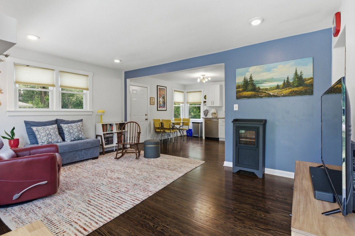 ZeitlinSIR's tweet photo. The East Nashville cottage you've been waiting for — 800 Oak Street offers 3 bedrooms, thoughtful updates throughout, original hardwood floors, an updated kitchen and baths, a walk-in closet, and a large backyard with room to entertain, unwind, and enjoy outdoor living. Just minutes from local favorites, downtown Nashville, and major commuter routes, this home combines character, convenience, and everyday livability. 

https://t.co/Cw9Po0FFDV 

800 Oak Street, Nashville, Tennessee 37216 is presented by Sara Campbell

#zeitlinsir #zsir #tennessee #sothebysrealty #realestate #luxury #curbappeal #luxuryrealestate #design #home #homedesign #architecture #luxurylifestyle #luxe #luxuryhomes #luxurylife