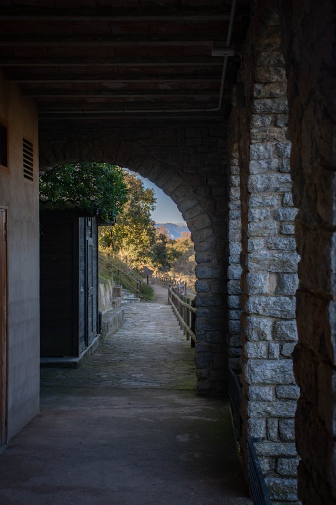 Davidvasco20's tweet photo. Líneas limpias, enmarcados naturales con piedra y el contraste dorado de la noche urbana. 📸

La luz adecuada transforma cualquier estructura. 👇✨

#Fotografia #Vic #Catalunya #Composicion #Viajes https://t.co/boYjrzeIfr
