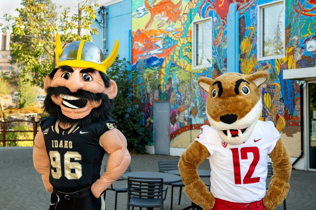 WSUPullman's tweet photo. Joe 🤝 Butch: The best of the #Palouse! 🐾#NationalMascotDay https://t.co/zno9twxH8e