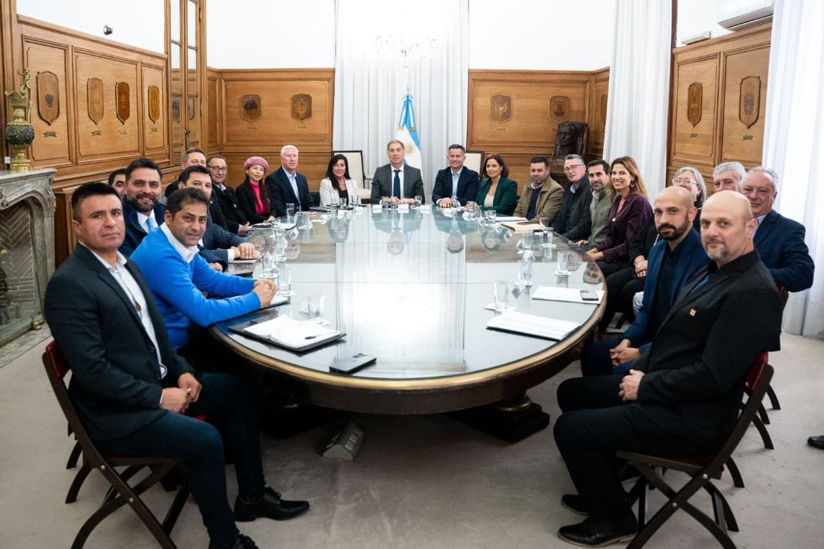 MSoleCarrizo's tweet photo. Hoy, junto a diferentes  intendentes y jefes comunales de la provincia, nos reunimos con el ministro @diegosantilli y los diputados @BornoroniG y @laurmachado para avanzar en una agenda federal para el desarrollo de Córdoba. https://t.co/bHJZ09Lgn1