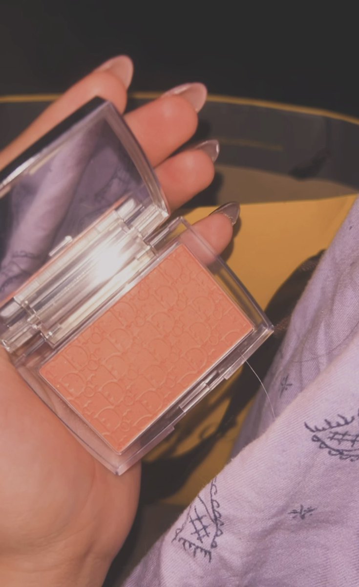 ItzelDevani's tweet photo. que belloooo, como me gustan las cosas color tipo durazno, hasta en labiales es muy top https://t.co/mqza7yiDAS