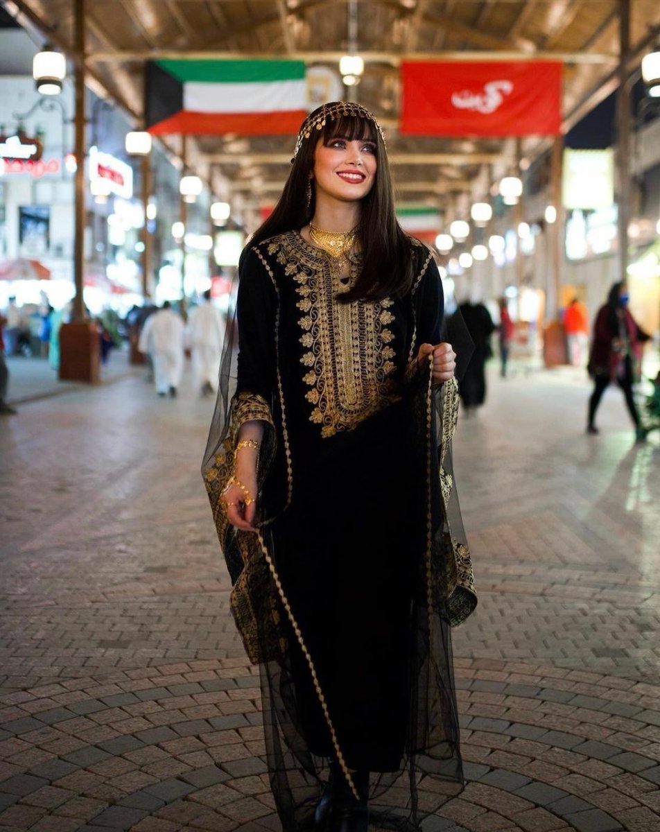 ArchVisionW's tweet photo. Kuwaiti girl 🇰🇼 https://t.co/DuhAnFKBZk