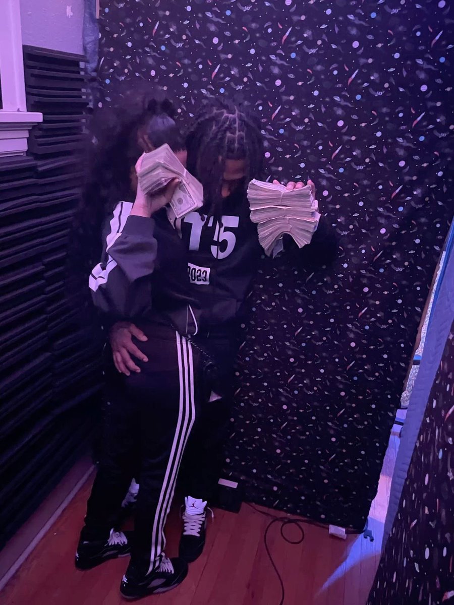 100BandPlays's tweet photo. i’m tryna make love &amp; money at the same time.. https://t.co/VTt5oQH24Y