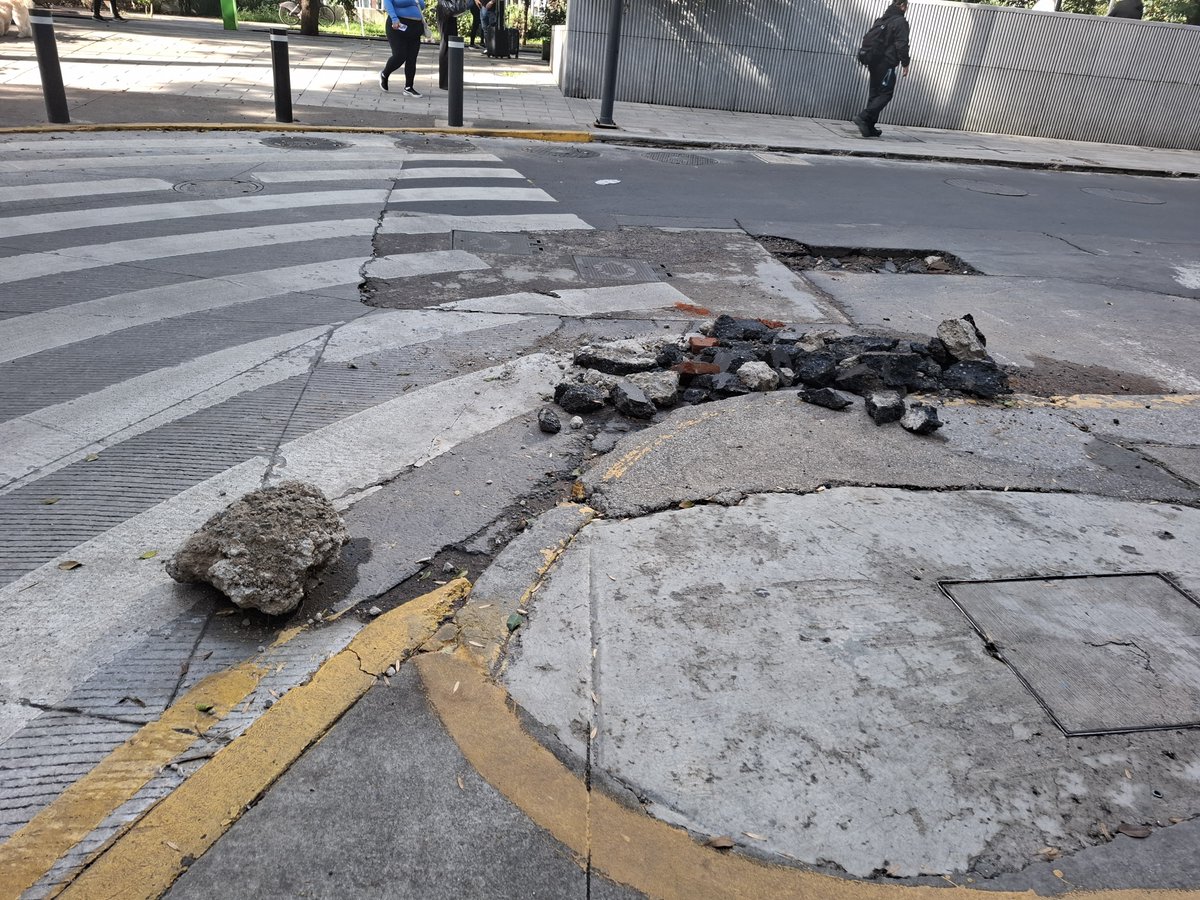 p1chagoya's tweet photo. Se solicita reparación en Cerrada de FFCC esquina con Lago Neuchatel 
@AlcaldiaMHmx 
@mauriciotabe 
@MHcesac 
@OlaMHmx 
@davidrola07 
#Granadas https://t.co/VkWtfzaW3R