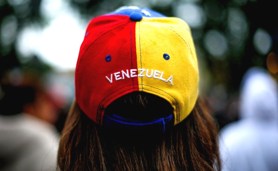 GAMBA_CL's tweet photo. IMPENSADO: Denuncian que los venezolanos falsifican todos sus documentos para acceder a trabajos https://t.co/bPhSCCEYcr https://t.co/LfjOO3biEC