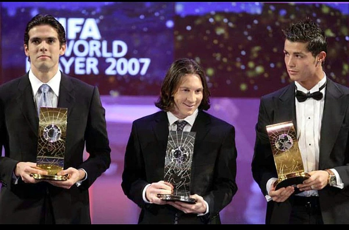 juridicupop's tweet photo. o kaká conseguiu ganhar o prêmio de melhor do mundo tendo messi e cristiano ronaldo como concorrente https://t.co/wIAcTSknja