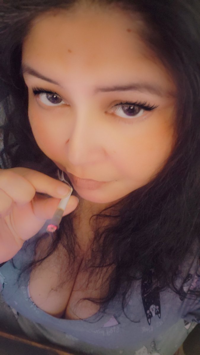 SithKittenGami1's tweet photo. Little puff, big attitude 💋🔥 Taking it slow and deep... care to pass it back? #SithKittenVibes
#StonerGirl #WeedSelfie #HighLife #CannabisCommunity #SithKittenGaming #HighPatrol #420Daily #StonerBabe #JointTime #SmokeShow #GoodVibesOnly #AZStoner #DarkHairDontCare #LitAndLethal https://t.co/Ac4ywaMixn