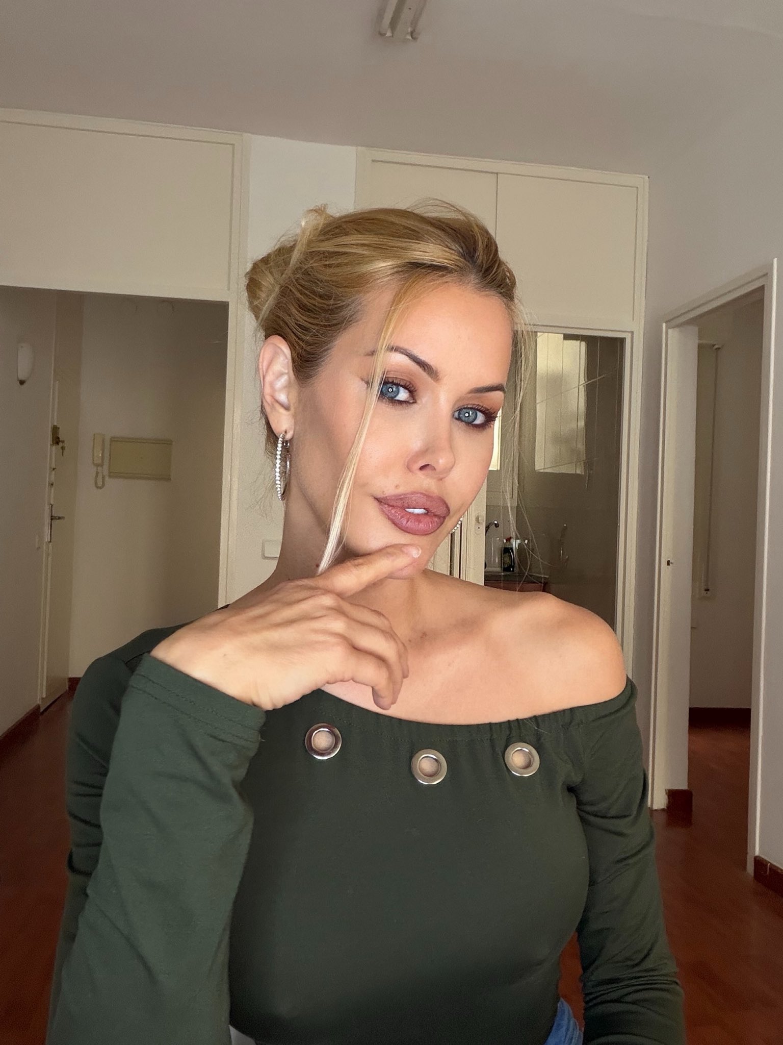 Come say hi on my spicy page 🌶️ https://t.co/IOMYXktxyb https://t.co/nQuH36xgWg