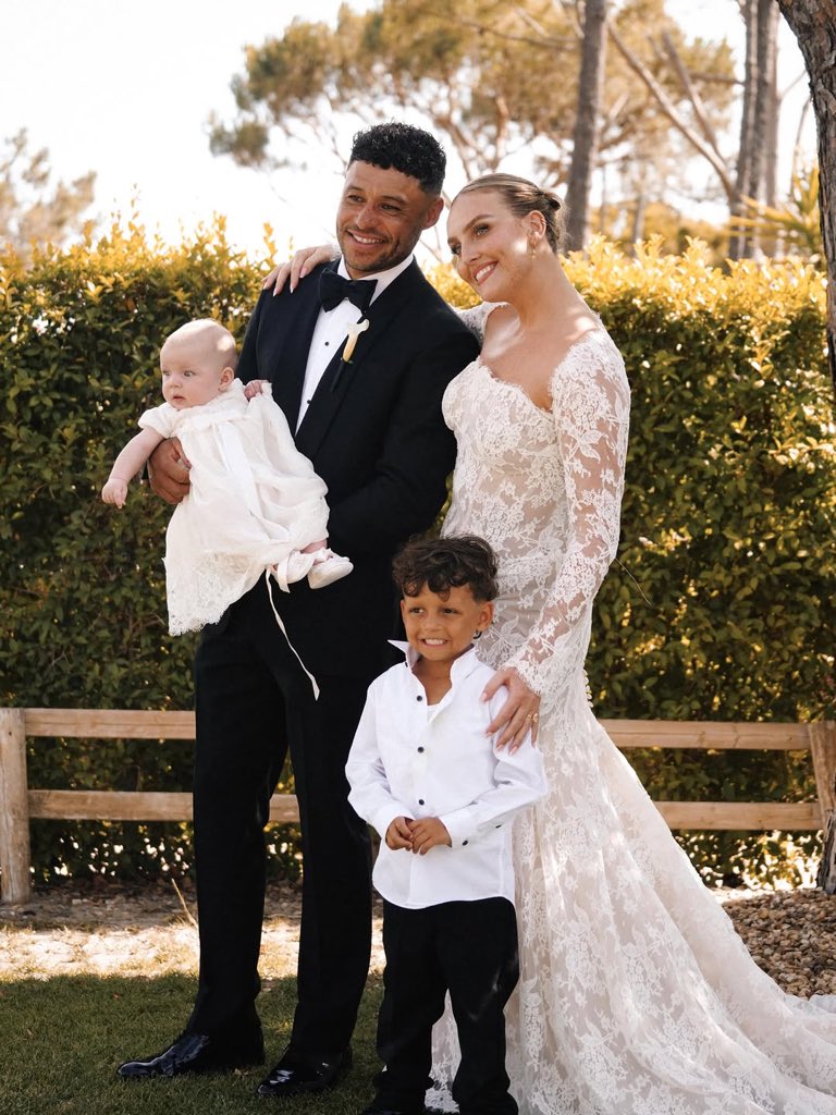 taoxcx's tweet photo. oh my god the edwards-oxlade-chamberlains really are the royal family 👑 https://t.co/25eJt2x4hn