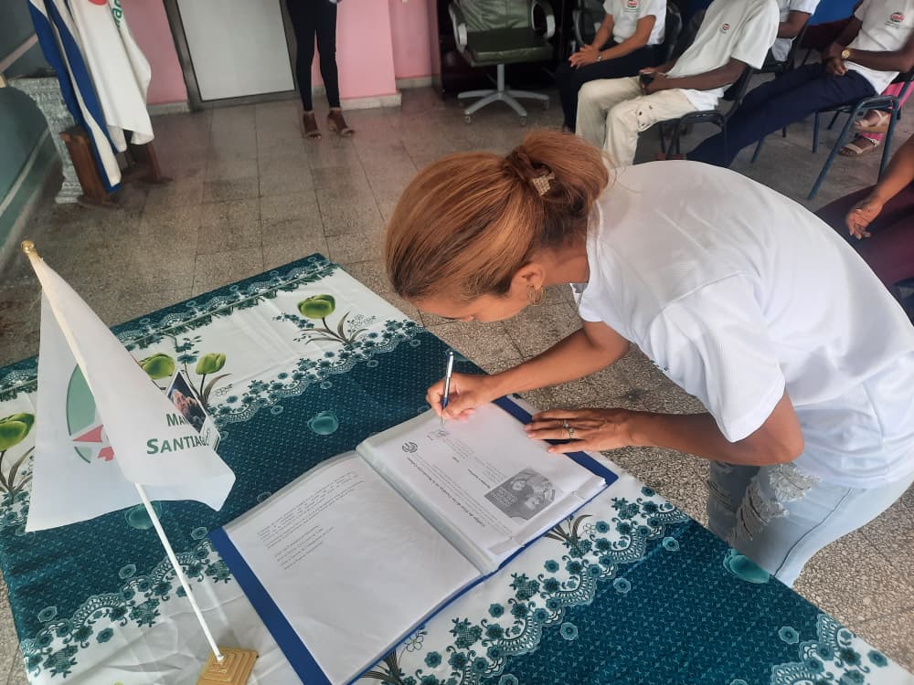 empetcupet's tweet photo. La División Santiago de Cuba realiza la firma del Código de Ética de los Cuadros, ratificando su compromiso de continuar trabajando por el bienestar de todos los cubanos. Colectivo aguerrido, fieles a su tiempo. #Cuba #PetrolerosPorCuba #LaEmpetVaPorMas https://t.co/KJ87nkQrRx