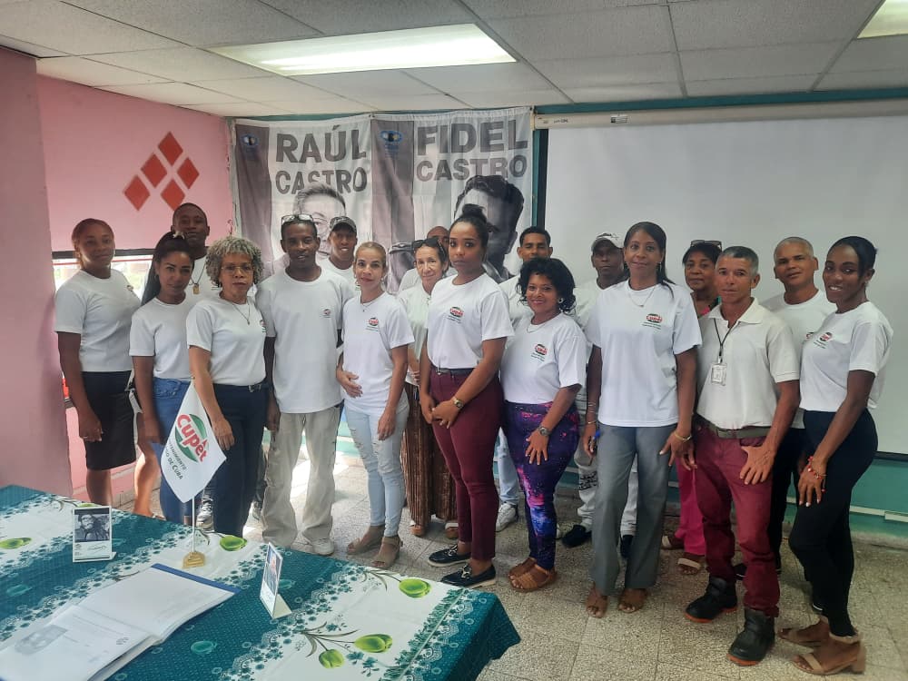 empetcupet's tweet photo. La División Santiago de Cuba realiza la firma del Código de Ética de los Cuadros, ratificando su compromiso de continuar trabajando por el bienestar de todos los cubanos. Colectivo aguerrido, fieles a su tiempo. #Cuba #PetrolerosPorCuba #LaEmpetVaPorMas https://t.co/KJ87nkQrRx